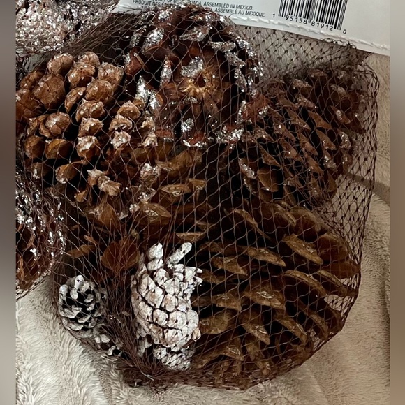 Pine cones (NWT) 3 pkg of 7pc = 21 pc cones - home decor - Picture 12 of 13